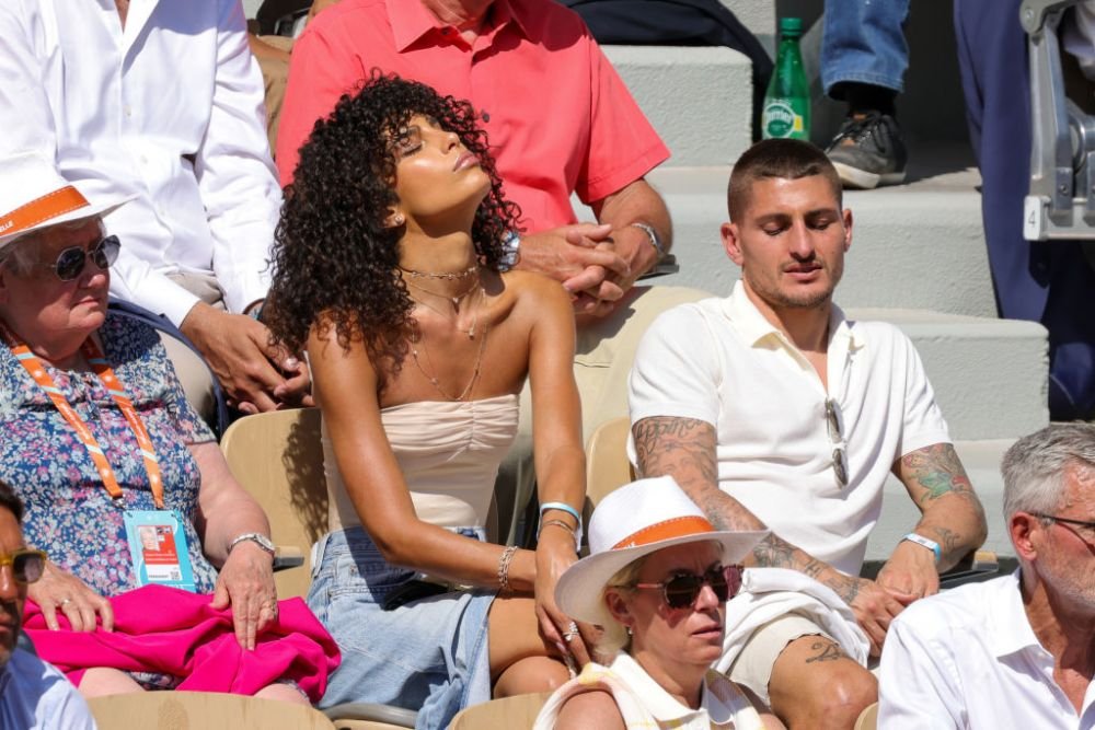 Nu s-a uitat nimeni la el! Superstarul lui PSG, eclipsat de soția model la meciul lui Novak Djokovic de la Roland Garros _66