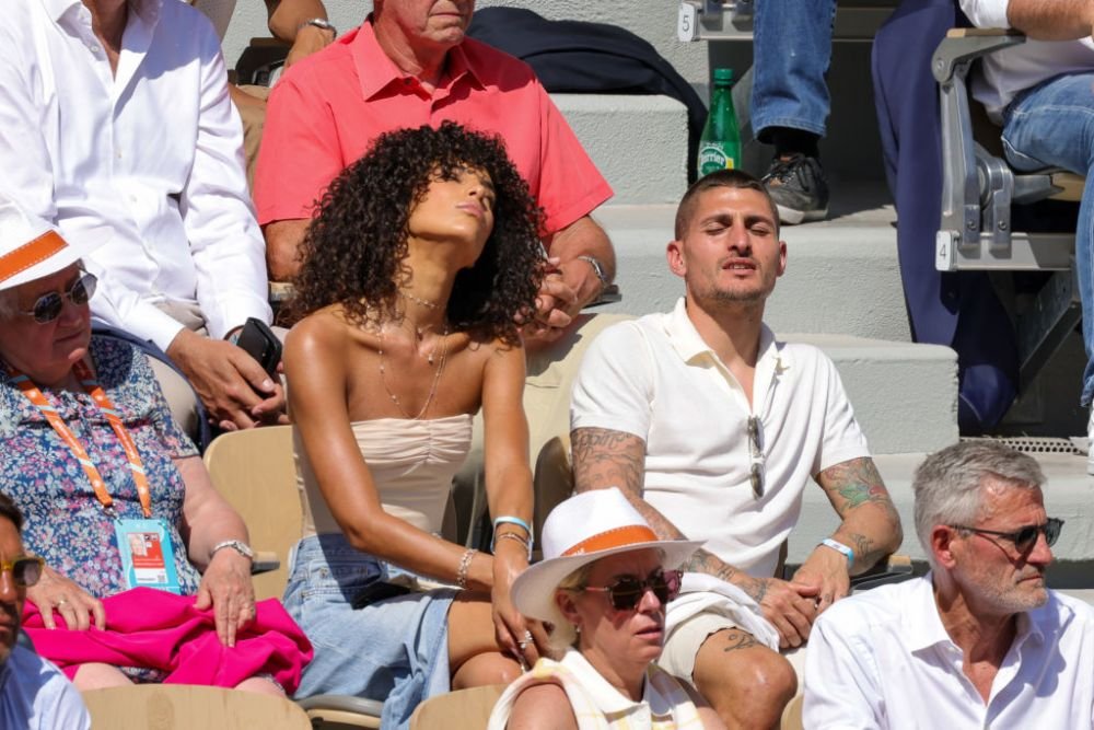 Nu s-a uitat nimeni la el! Superstarul lui PSG, eclipsat de soția model la meciul lui Novak Djokovic de la Roland Garros _67