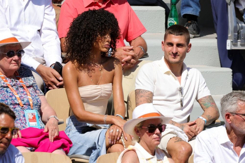Nu s-a uitat nimeni la el! Superstarul lui PSG, eclipsat de soția model la meciul lui Novak Djokovic de la Roland Garros _68