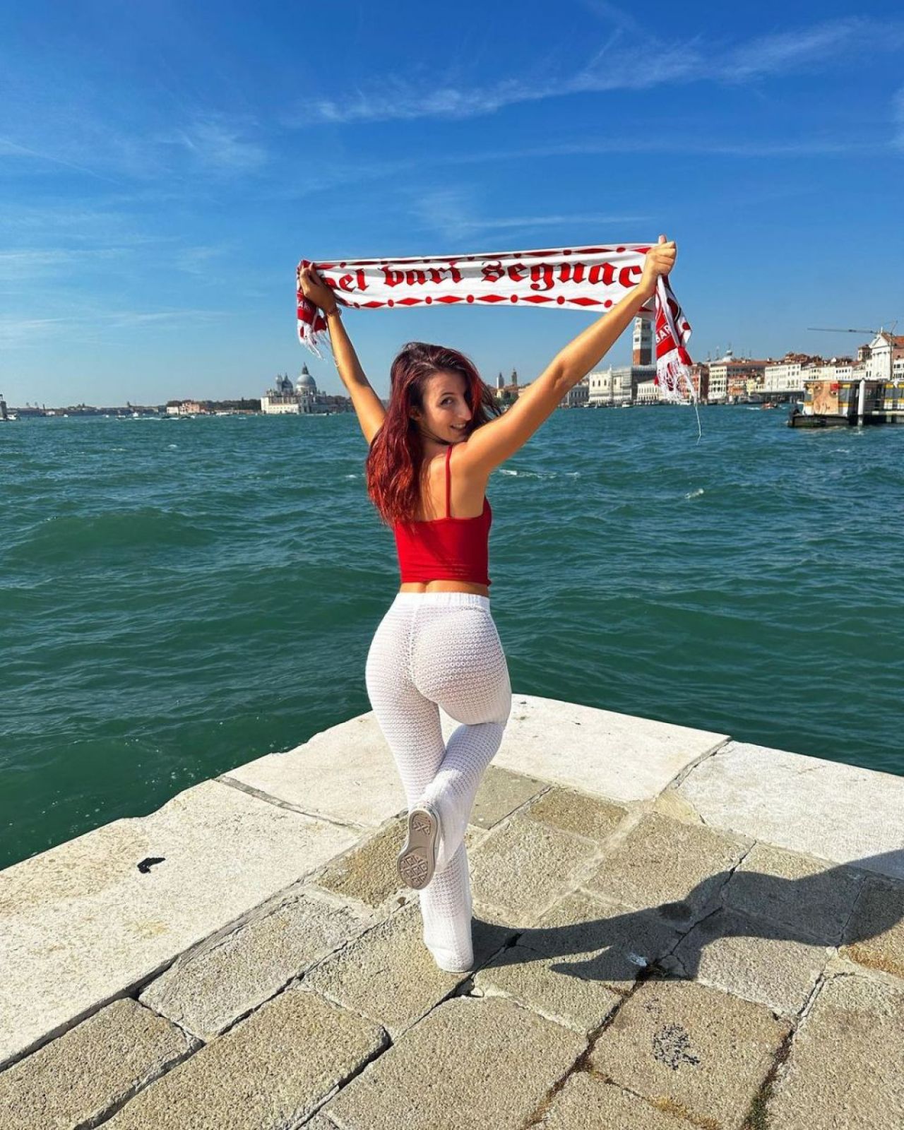 Cum să nu dai totul pe teren?! Modelul OnlyFans care își arată fundul pe stadion a promis că face striptease dacă echipa favorită promovează _3
