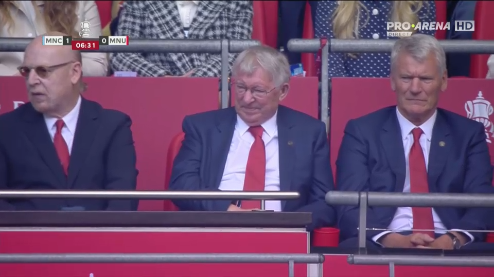 Unul mai distrus ca celălalt! Reacțiile lui David Beckham și Sir Alex Ferguson după golul marcat de City în secunda 13_3