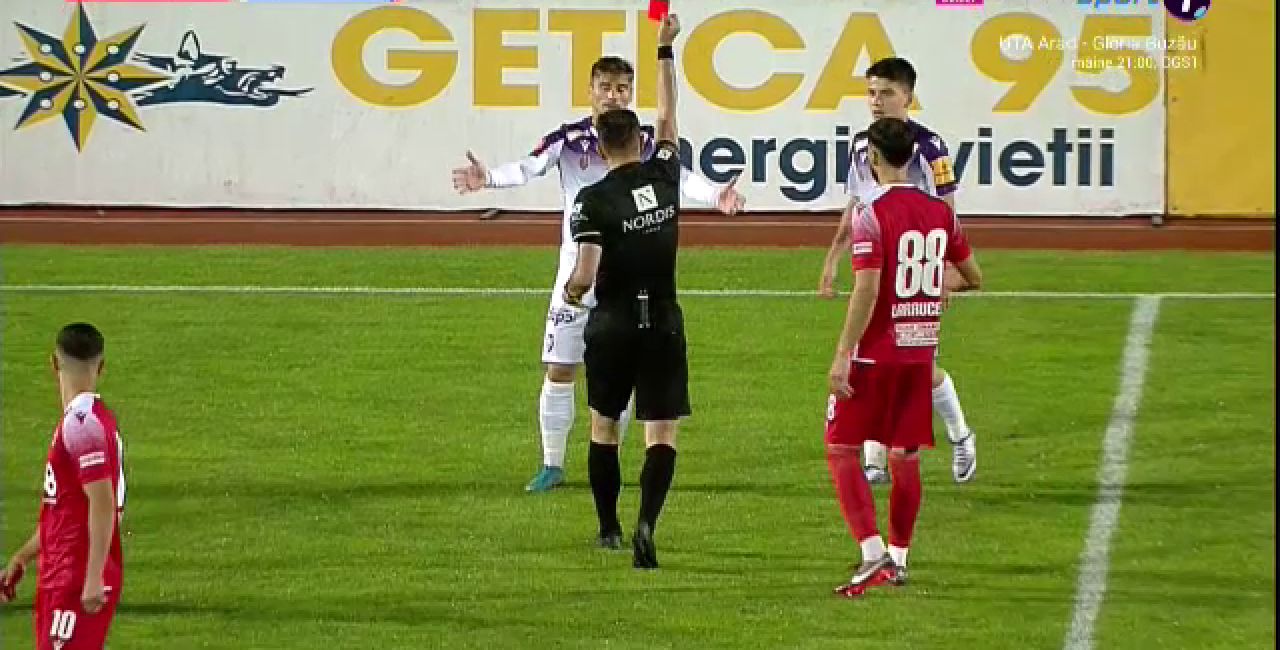 Să întrebăm jucătorii străini? Andreias Calcan, eliminat după două faulturi inexplicabile în FC Argeș - Dinamo _1