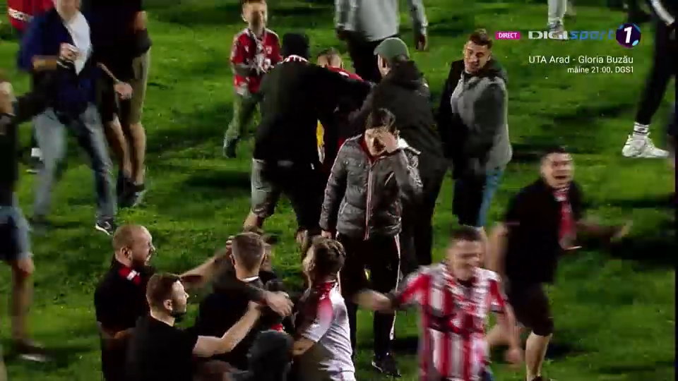 Bucurie fără margini la Mioveni! Fanii lui Dinamo au invadat terenul, imediat după fluierul final al meciului cu FC Argeș_10