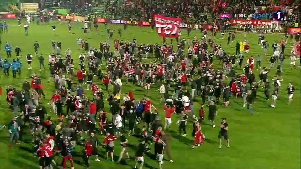 Bucurie fără margini la Mioveni! Fanii lui Dinamo au invadat terenul, imediat după fluierul final al meciului cu FC Argeș_13