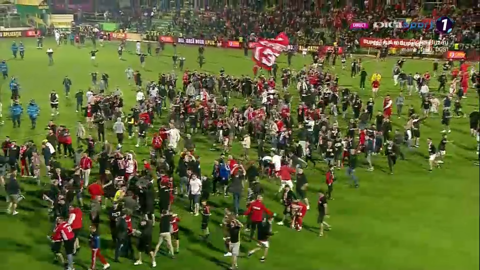 Bucurie fără margini la Mioveni! Fanii lui Dinamo au invadat terenul, imediat după fluierul final al meciului cu FC Argeș_14