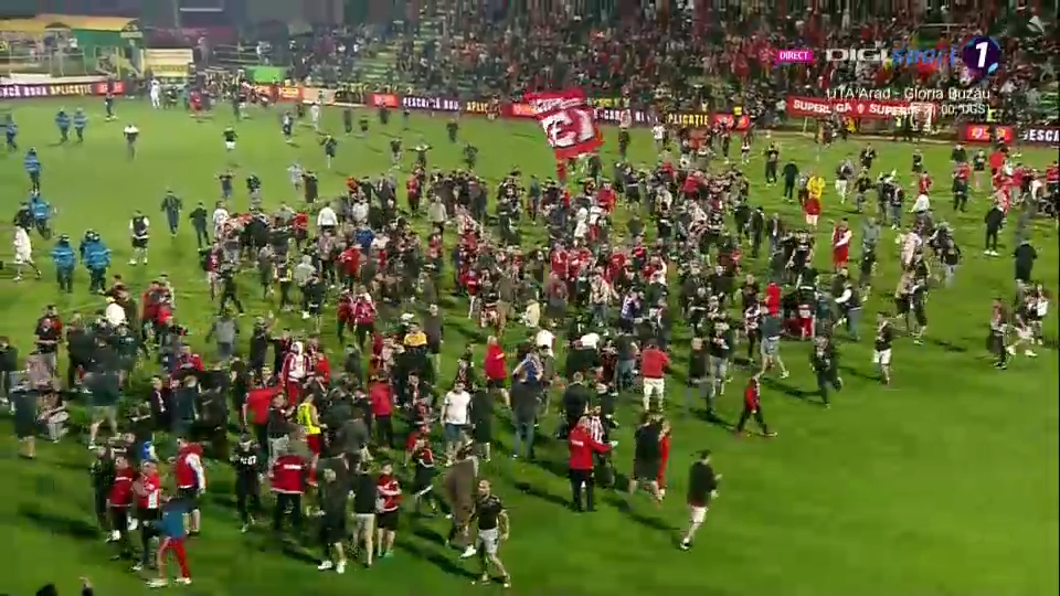 Bucurie fără margini la Mioveni! Fanii lui Dinamo au invadat terenul, imediat după fluierul final al meciului cu FC Argeș_15