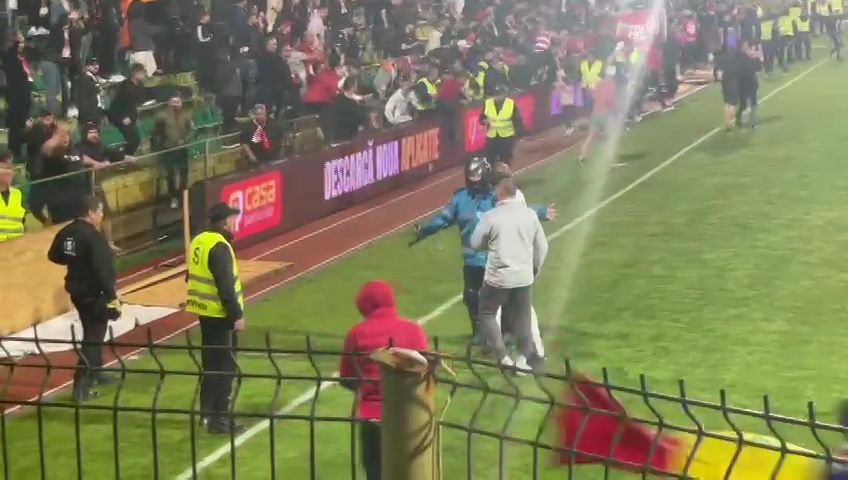 Scandal la Mioveni! Arnold Garita, aproape de bătaie cu fanii lui Dinamo_2