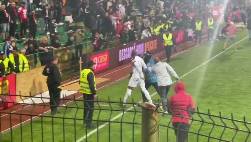 Scandal la Mioveni! Arnold Garita, aproape de bătaie cu fanii lui Dinamo_3