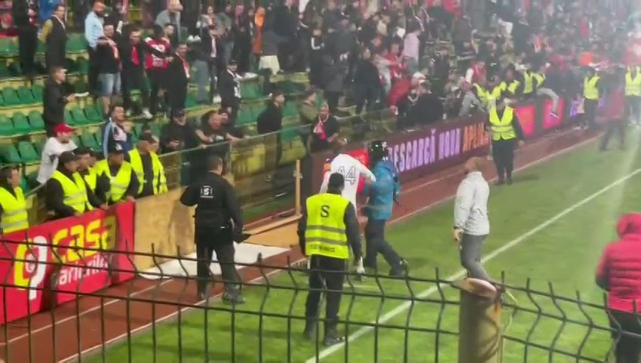 Scandal la Mioveni! Arnold Garita, aproape de bătaie cu fanii lui Dinamo_4