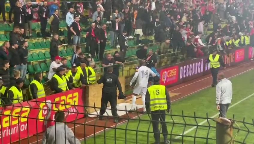 Scandal la Mioveni! Arnold Garita, aproape de bătaie cu fanii lui Dinamo_5