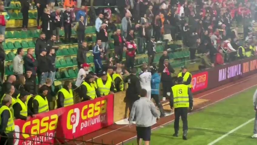 Scandal la Mioveni! Arnold Garita, aproape de bătaie cu fanii lui Dinamo_7
