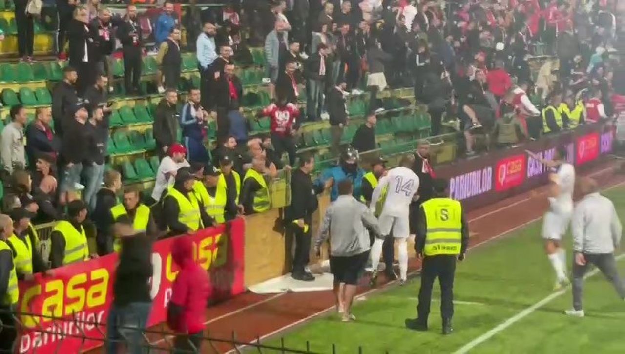 Scandal la Mioveni! Arnold Garita, aproape de bătaie cu fanii lui Dinamo_9