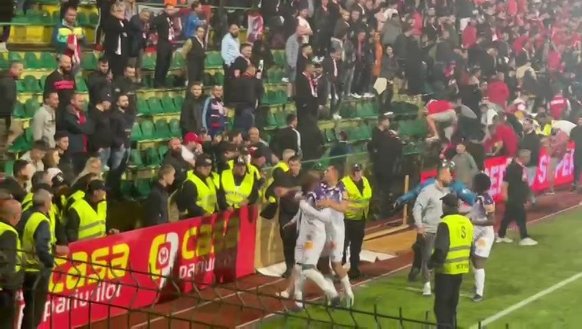 Scandal la Mioveni! Arnold Garita, aproape de bătaie cu fanii lui Dinamo_12