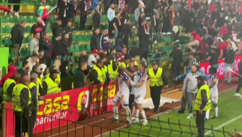 Scandal la Mioveni! Arnold Garita, aproape de bătaie cu fanii lui Dinamo_13