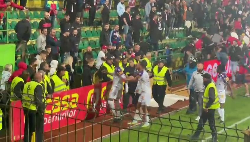 Scandal la Mioveni! Arnold Garita, aproape de bătaie cu fanii lui Dinamo_14