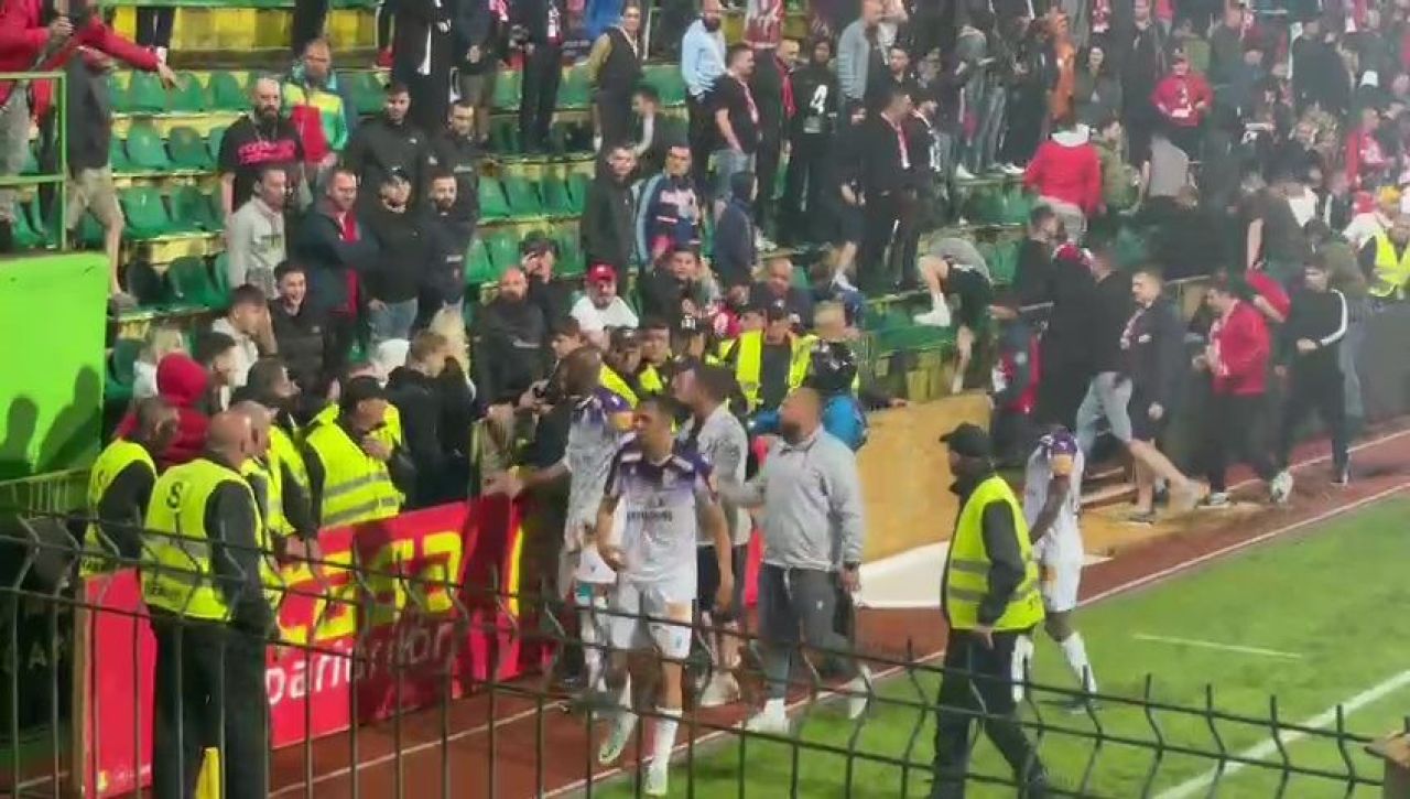 Scandal la Mioveni! Arnold Garita, aproape de bătaie cu fanii lui Dinamo_16