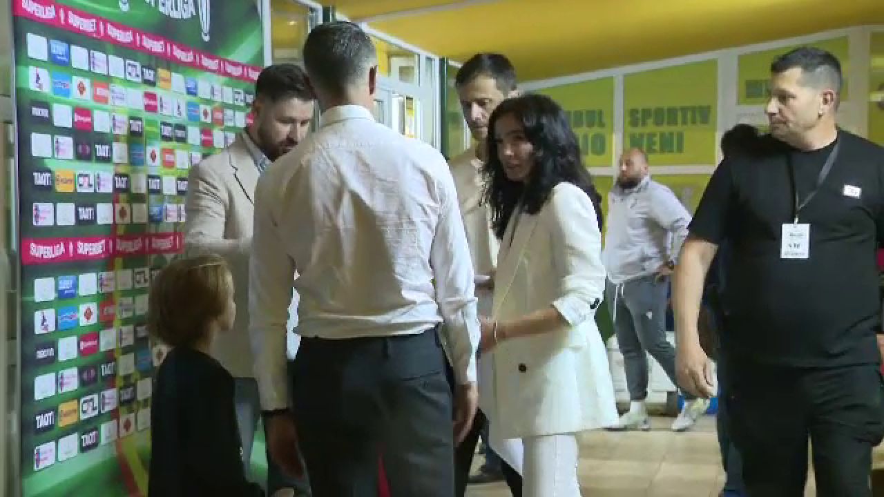 Surprizele s-au ținut lanț pentru Ovidiu Burcă! Imagini incendiare cu soția tehnicianului lui Dinamo, la sărbătoarea de la Mioveni_4