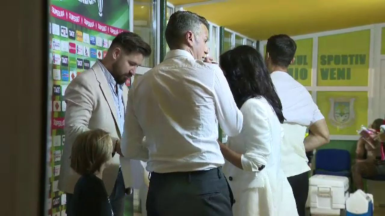 Surprizele s-au ținut lanț pentru Ovidiu Burcă! Imagini incendiare cu soția tehnicianului lui Dinamo, la sărbătoarea de la Mioveni_7