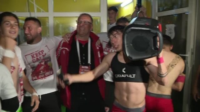 Noapte albă: autocarul lui Dinamo, oprit de fani după promovare: V-am pupat, ne vedem &icirc;n Liga 1!