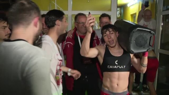 Noapte albă: autocarul lui Dinamo, oprit de fani după promovare: 