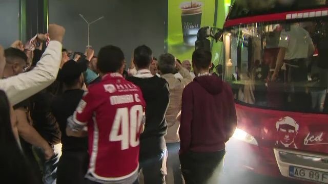Noapte albă: autocarul lui Dinamo, oprit de fani după promovare: 