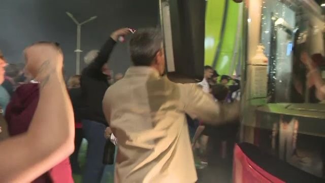 Noapte albă: autocarul lui Dinamo, oprit de fani după promovare: 