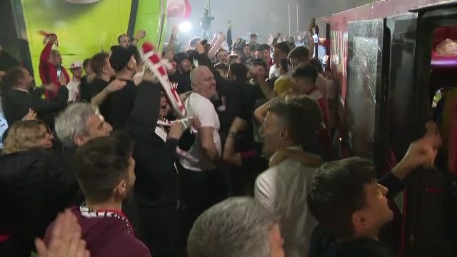 Noapte albă: autocarul lui Dinamo, oprit de fani după promovare: 