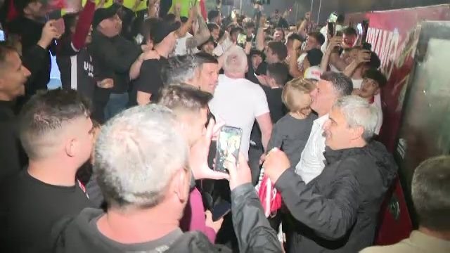 Noapte albă: autocarul lui Dinamo, oprit de fani după promovare: 