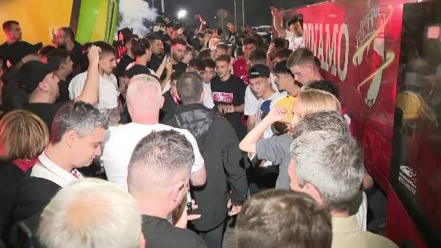 Noapte albă: autocarul lui Dinamo, oprit de fani după promovare: 