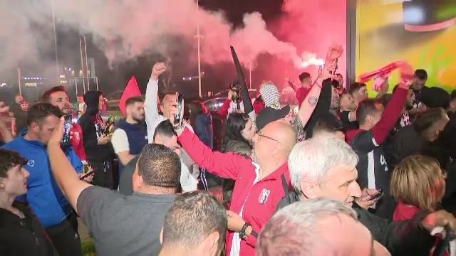 Noapte albă: autocarul lui Dinamo, oprit de fani după promovare: 