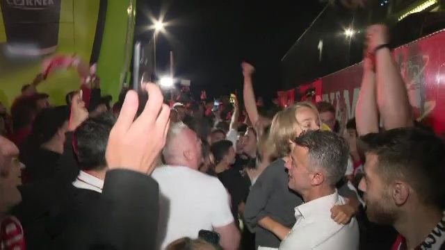 Noapte albă: autocarul lui Dinamo, oprit de fani după promovare: 