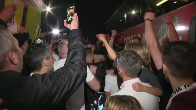 Noapte albă: autocarul lui Dinamo, oprit de fani după promovare: 