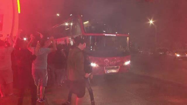 Noapte albă: autocarul lui Dinamo, oprit de fani după promovare: 