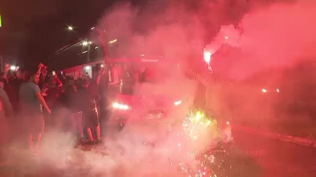Noapte albă: autocarul lui Dinamo, oprit de fani după promovare: 
