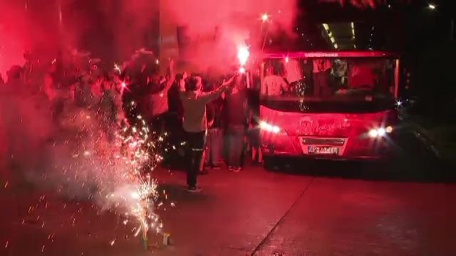 Noapte albă: autocarul lui Dinamo, oprit de fani după promovare: 
