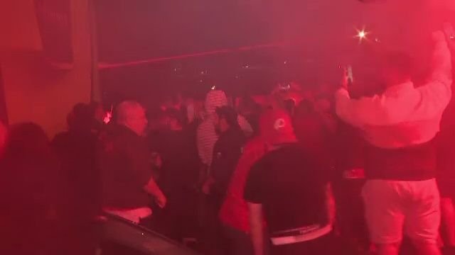 Noapte albă: autocarul lui Dinamo, oprit de fani după promovare: 