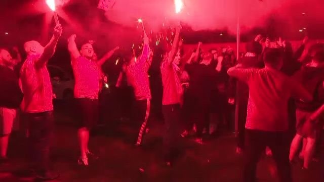 Noapte albă: autocarul lui Dinamo, oprit de fani după promovare: 