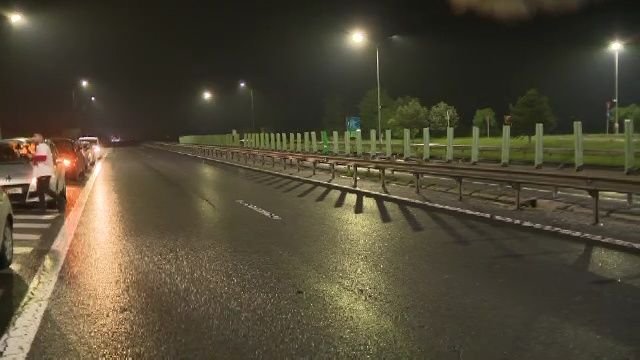 Noapte albă: autocarul lui Dinamo, oprit de fani după promovare: 