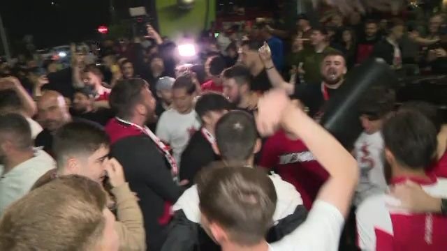 Noapte albă: autocarul lui Dinamo, oprit de fani după promovare: 