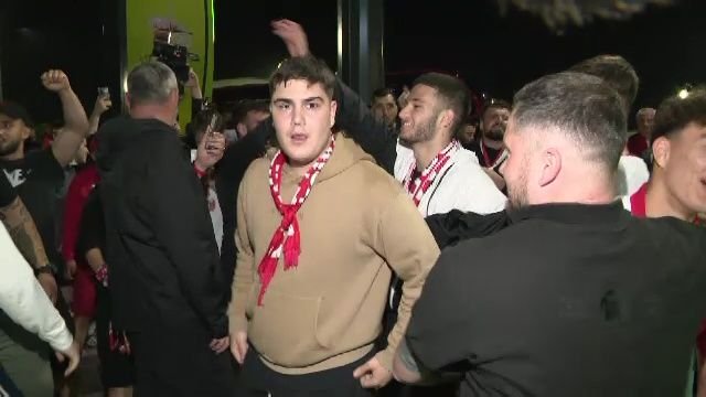 Noapte albă: autocarul lui Dinamo, oprit de fani după promovare: 