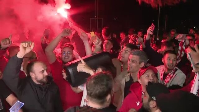 Noapte albă: autocarul lui Dinamo, oprit de fani după promovare: 