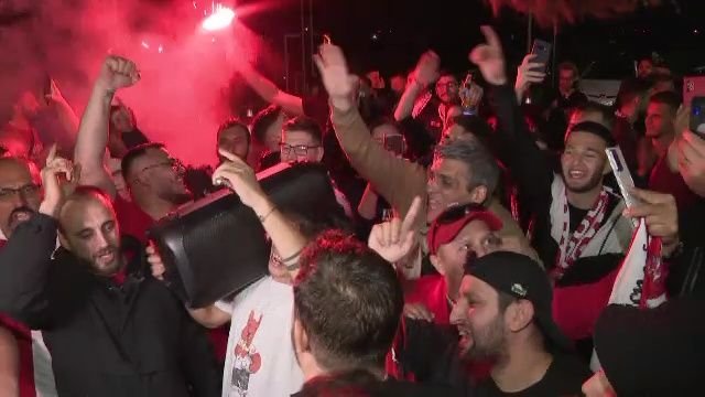 Noapte albă: autocarul lui Dinamo, oprit de fani după promovare: 