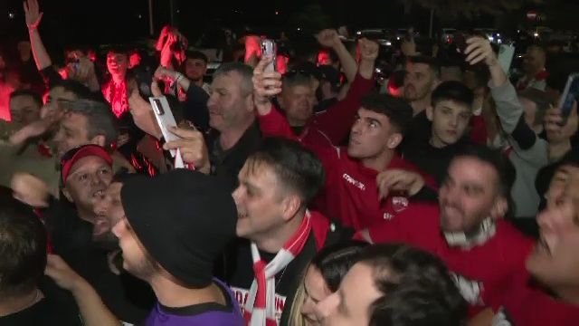 Noapte albă: autocarul lui Dinamo, oprit de fani după promovare: 