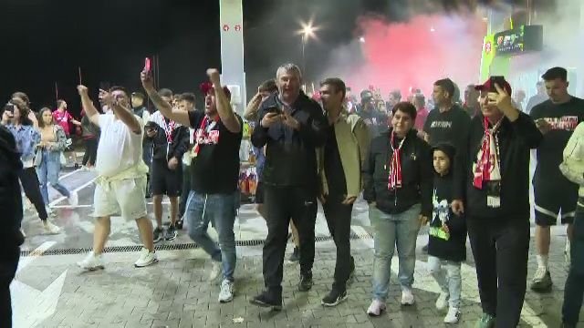 Noapte albă: autocarul lui Dinamo, oprit de fani după promovare: 