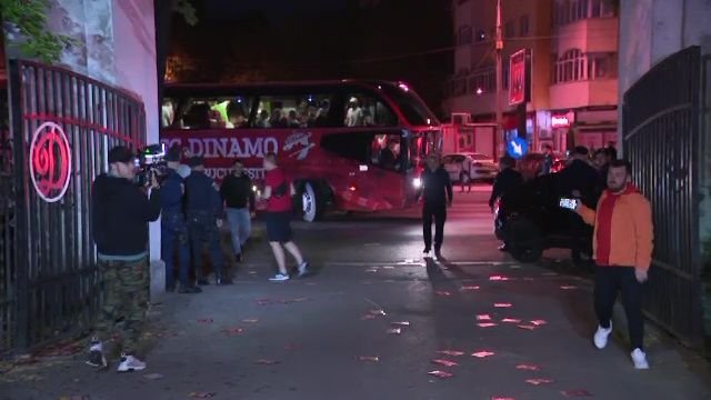 Noapte albă: autocarul lui Dinamo, oprit de fani după promovare: 