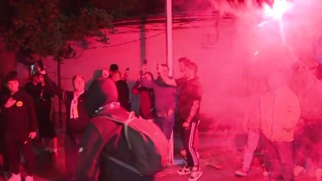 Noapte albă: autocarul lui Dinamo, oprit de fani după promovare: 