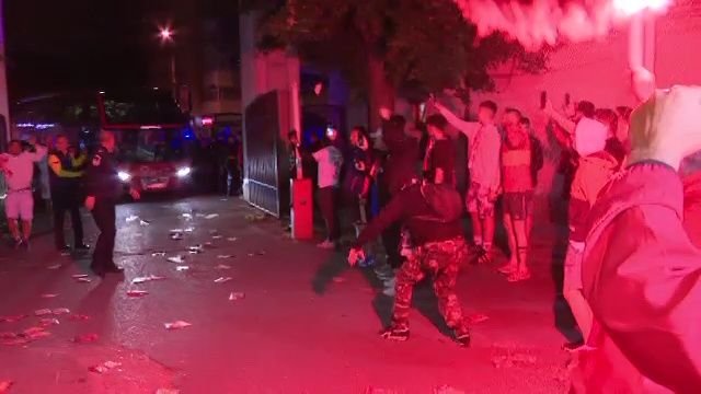 Noapte albă: autocarul lui Dinamo, oprit de fani după promovare: 