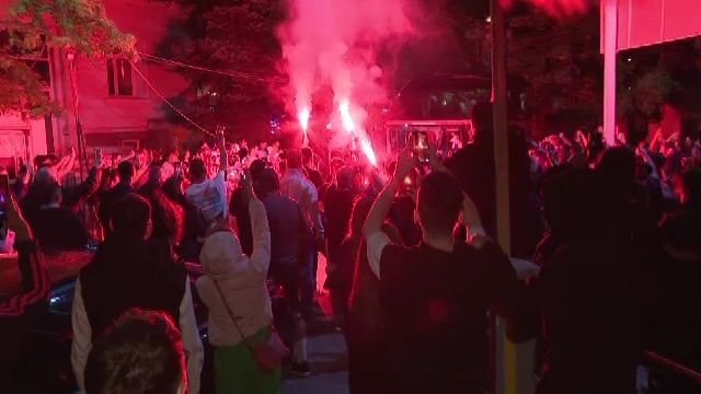 Noapte albă: autocarul lui Dinamo, oprit de fani după promovare: 