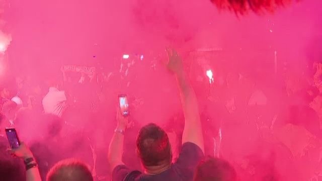 Noapte albă: autocarul lui Dinamo, oprit de fani după promovare: 