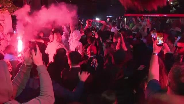 Noapte albă: autocarul lui Dinamo, oprit de fani după promovare: 